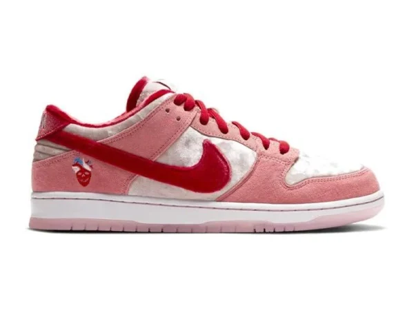 Nike Sb Dunk Low Pro Qs Strange Love